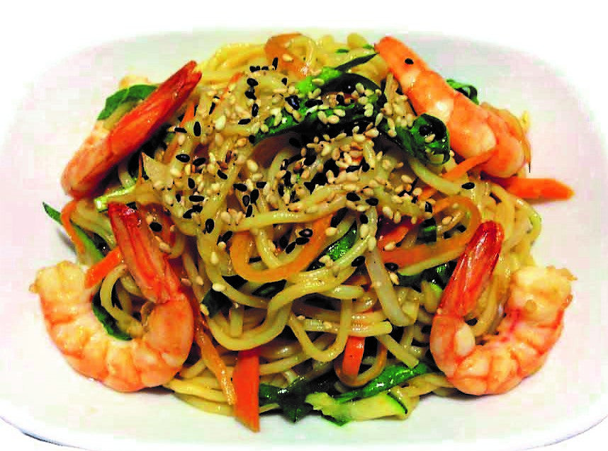 Wok de fideos japoneses con langostinos